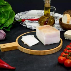 Mỡ Muối Nga Remit 250g Lát mỡ muối Nga mỏng đặt trên bánh mì đen kẹp tỏi tươi và mù tạt