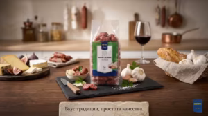 Salami mini tỏi METRO Chef 500g Bày trí đĩa tiệc nguội Charcuterie Board sang trọng với Salami mini tỏi METRO Chef và phô mai Nga