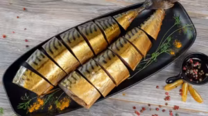 Thớ thịt cá thu hun khói Nga Skumbria vàng ruộm hấp dẫn