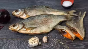 Combo cá tráp khô muối Nga nhậu cùng bia Baltika mát lạnh