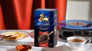 Trà Đen Túi Lọc Richard Royal English Breakfast (Hộp 25 Túi) Ly trà đen Richard Royal English Breakfast sau khi pha có màu đỏ hổ phách